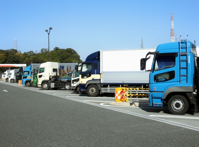 大型トラックを運転するには